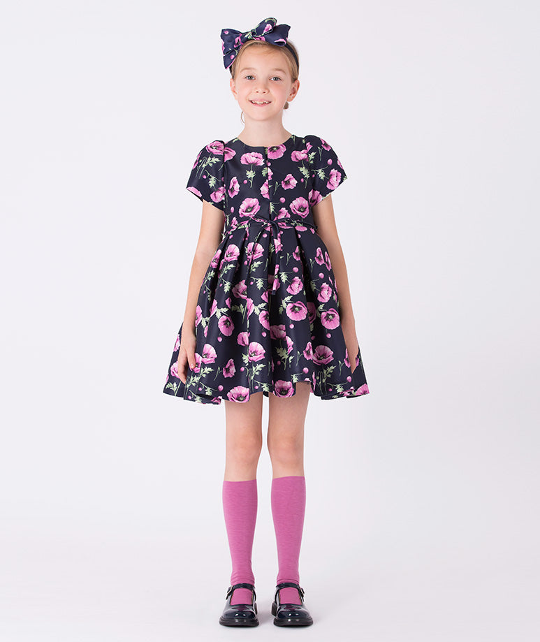 Charming floral-print dress with a little bow on the waist and a round neckline. A timeless silhouette perfect for playful moments and special memories.