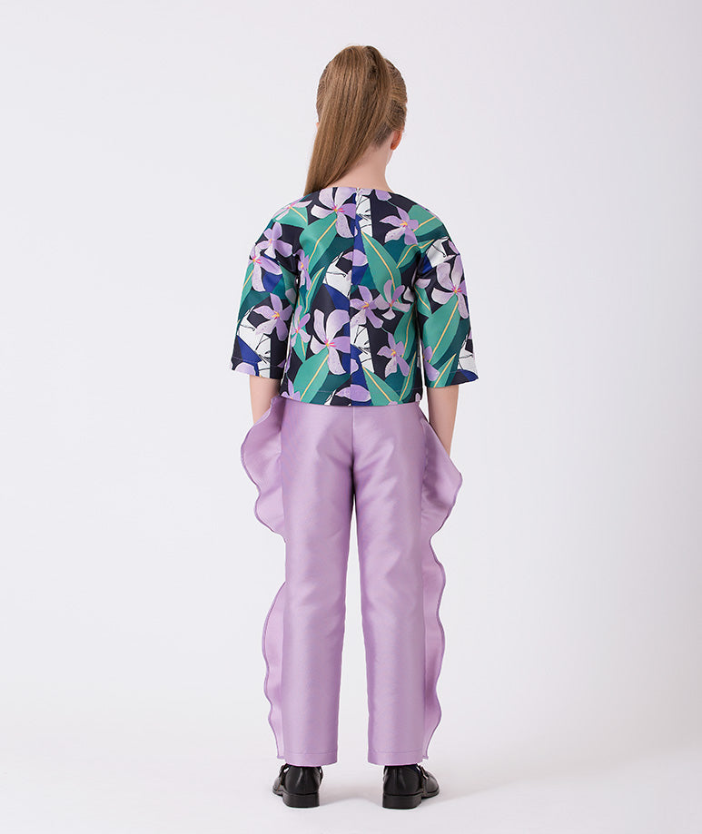 zambak desenli bluz ve fırfırlı lila pantolon
