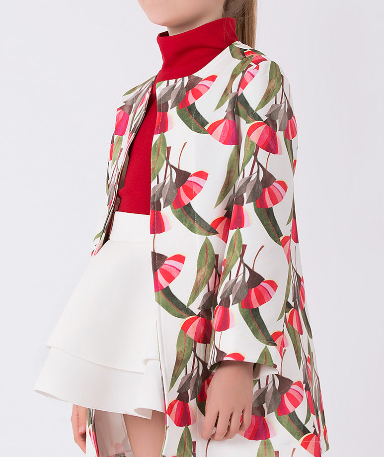 Kırmızı boğazlı bluz, ekru etek ve kırmızı çiçek desenli ceket