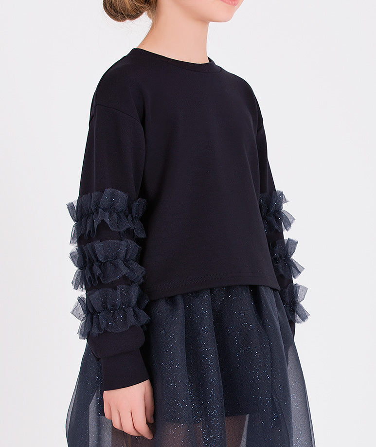 Lacivert fırfırlı sweatshirt ve parıltılı tül etek ile şık ve rahat kız çocuk kombinasyonu