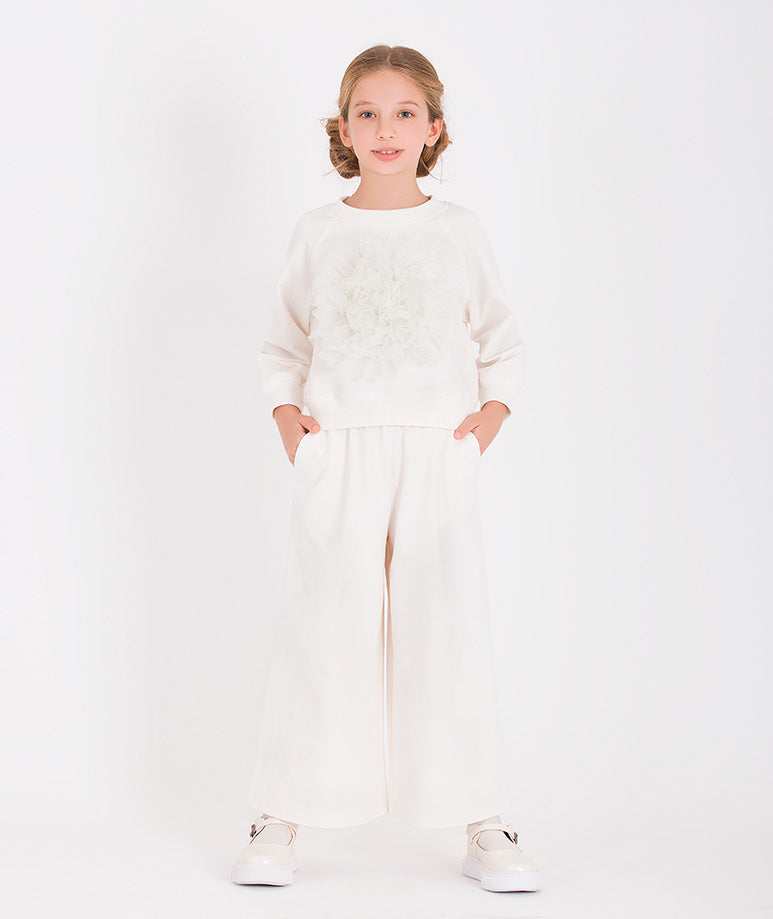 Beyaz çiçek detaylı sweatshirt ve geniş paça pantolon kız çocuk kombini