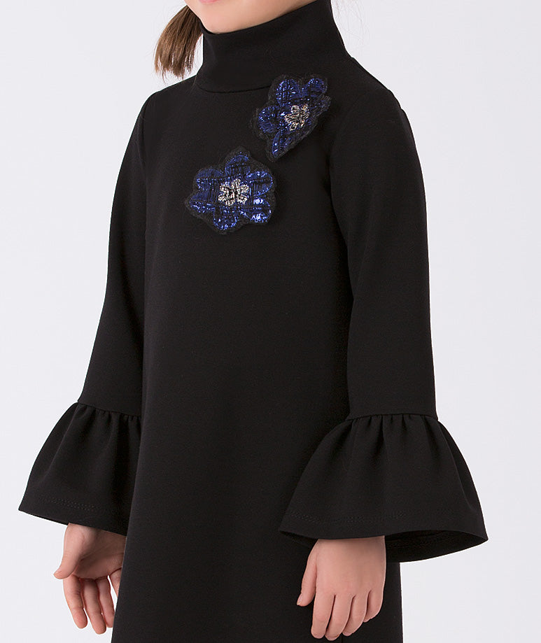 Lacivert çiçek işlemeli siyah elbise