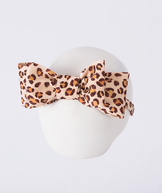 Leopard Bow Headband featuring a structured bow crafted from premium lightweight fabric with classic leopard print, designed as a stylish girls’ hair accessory for birthdays, parties, family photo sessions, and special occasions.