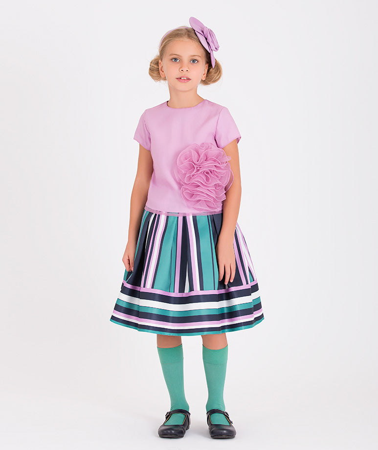 Lila organza çiçek detaylı bluz ve çizgili etek kombinasyonu